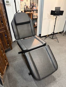 Tattoo or Salon bed