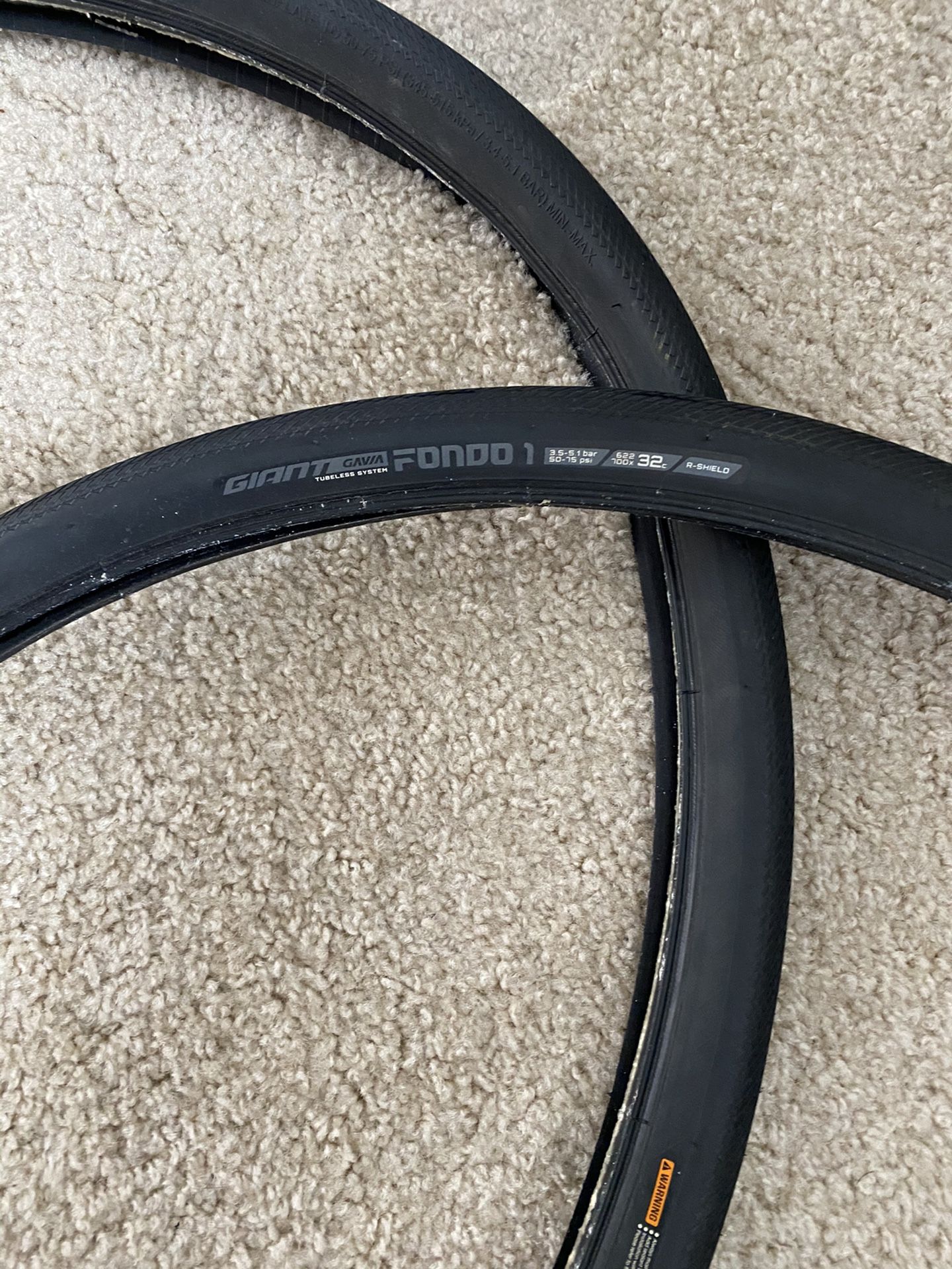 Giant Fondo Road Bike Tubeless Tires x2. Size 32