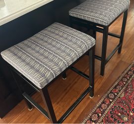 4 kitchen/bar stools or for a table