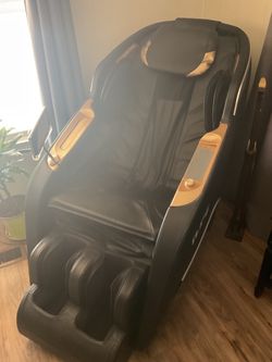 A very beautiful massage chair it has zero gravity, touchscreen or manually very nice