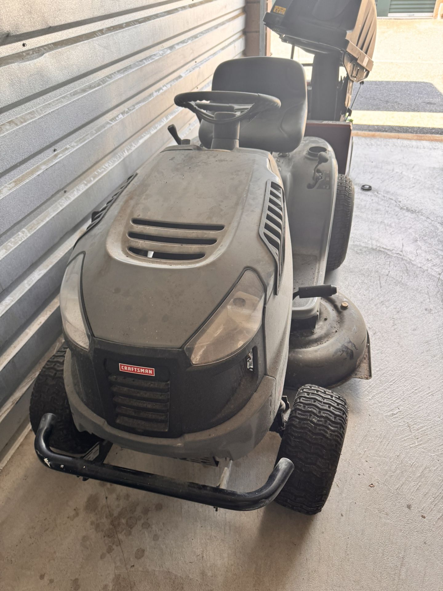 Lawn tractor