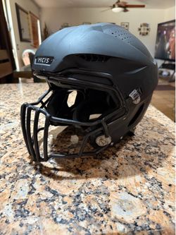 Victus Zero2 trench football helmet