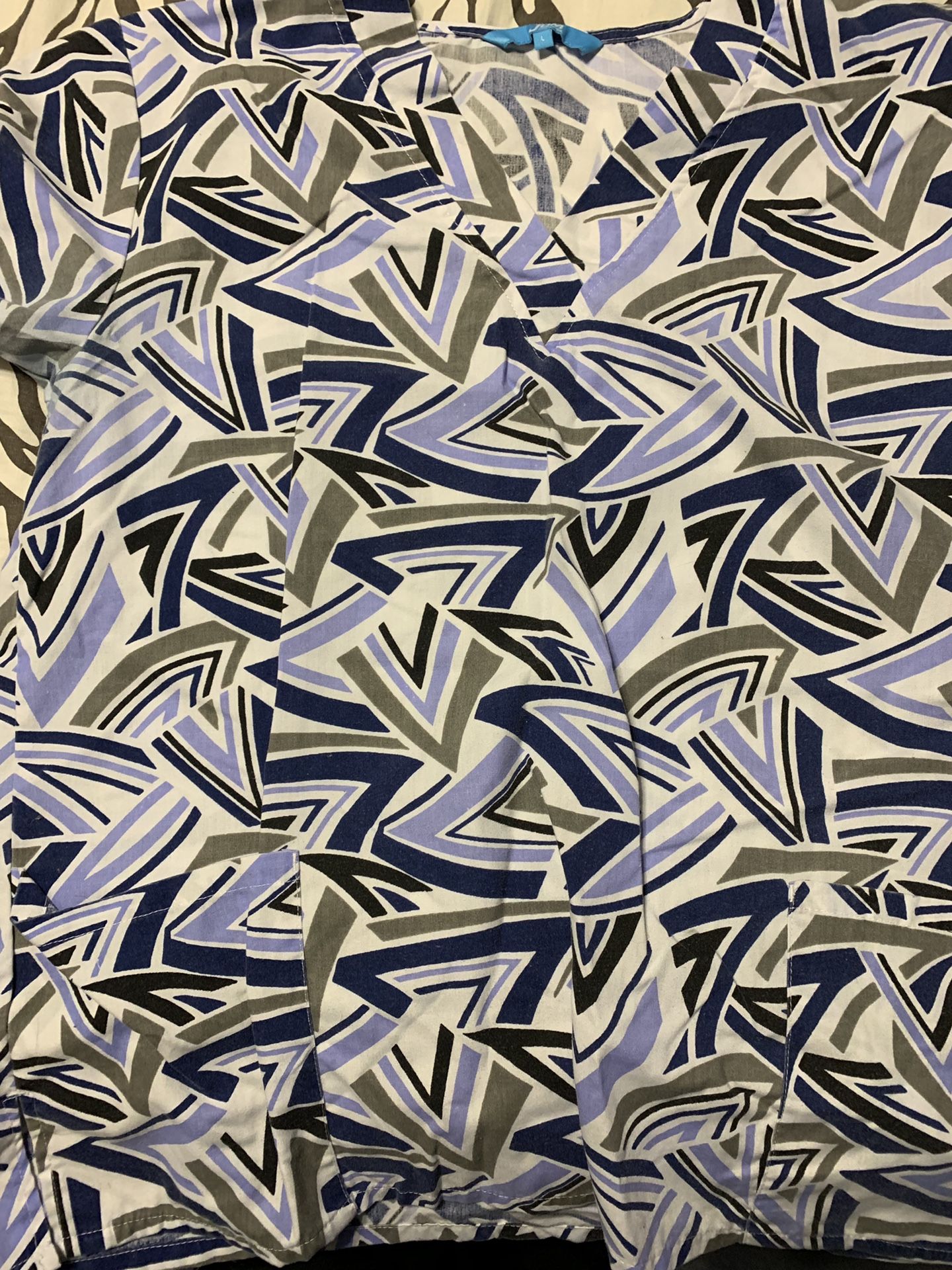 SCRUB TOP