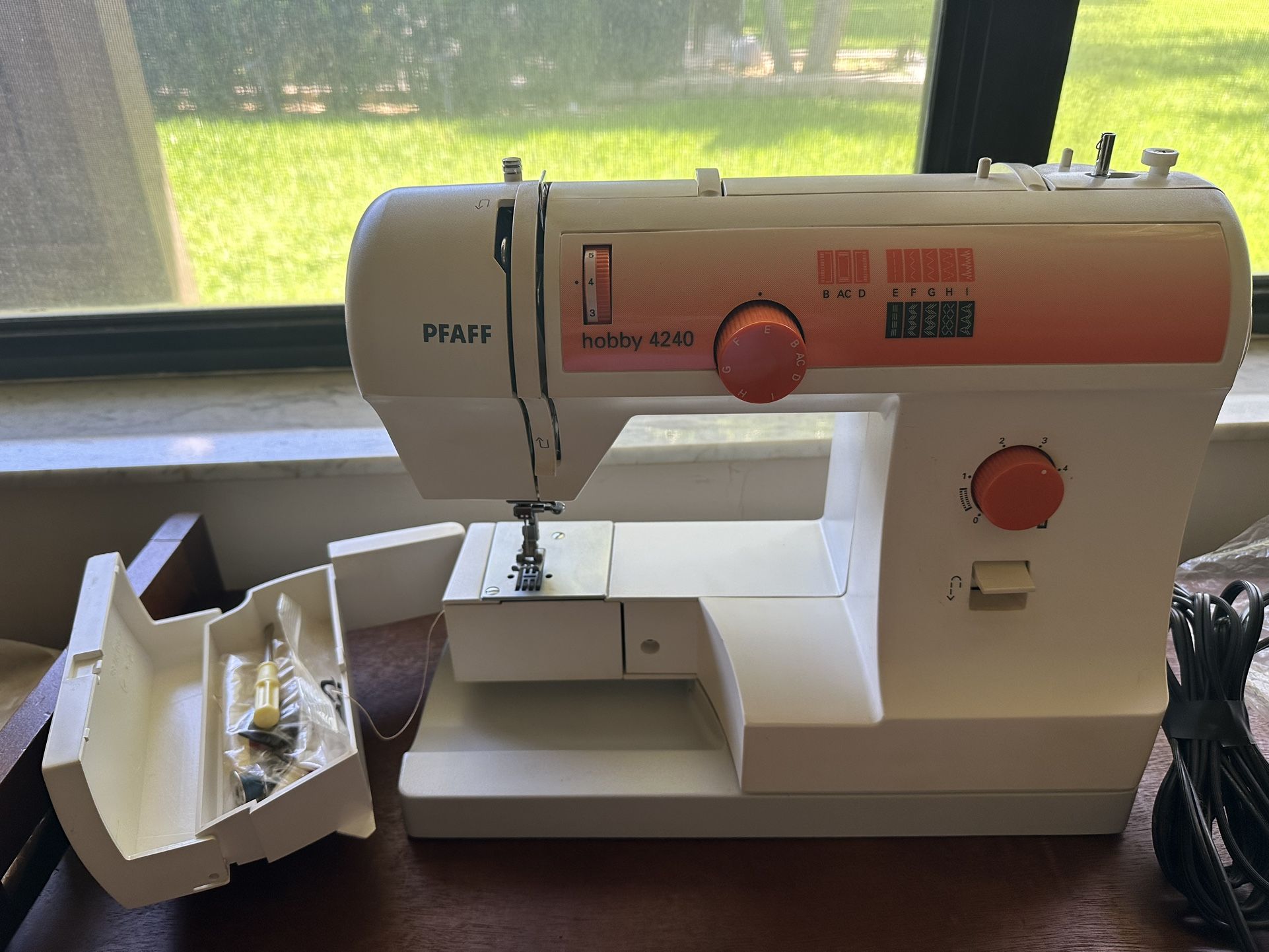 Pfaff Hobby 4240 Electronic Free Arm Sewing Machine With Case