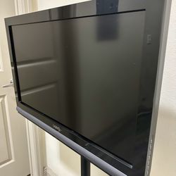 Vizio 32” TV + Rolling Stand – Great Condition!