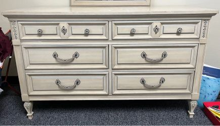 Vintage French Provincal Dixie 5 Piece Furniture Set