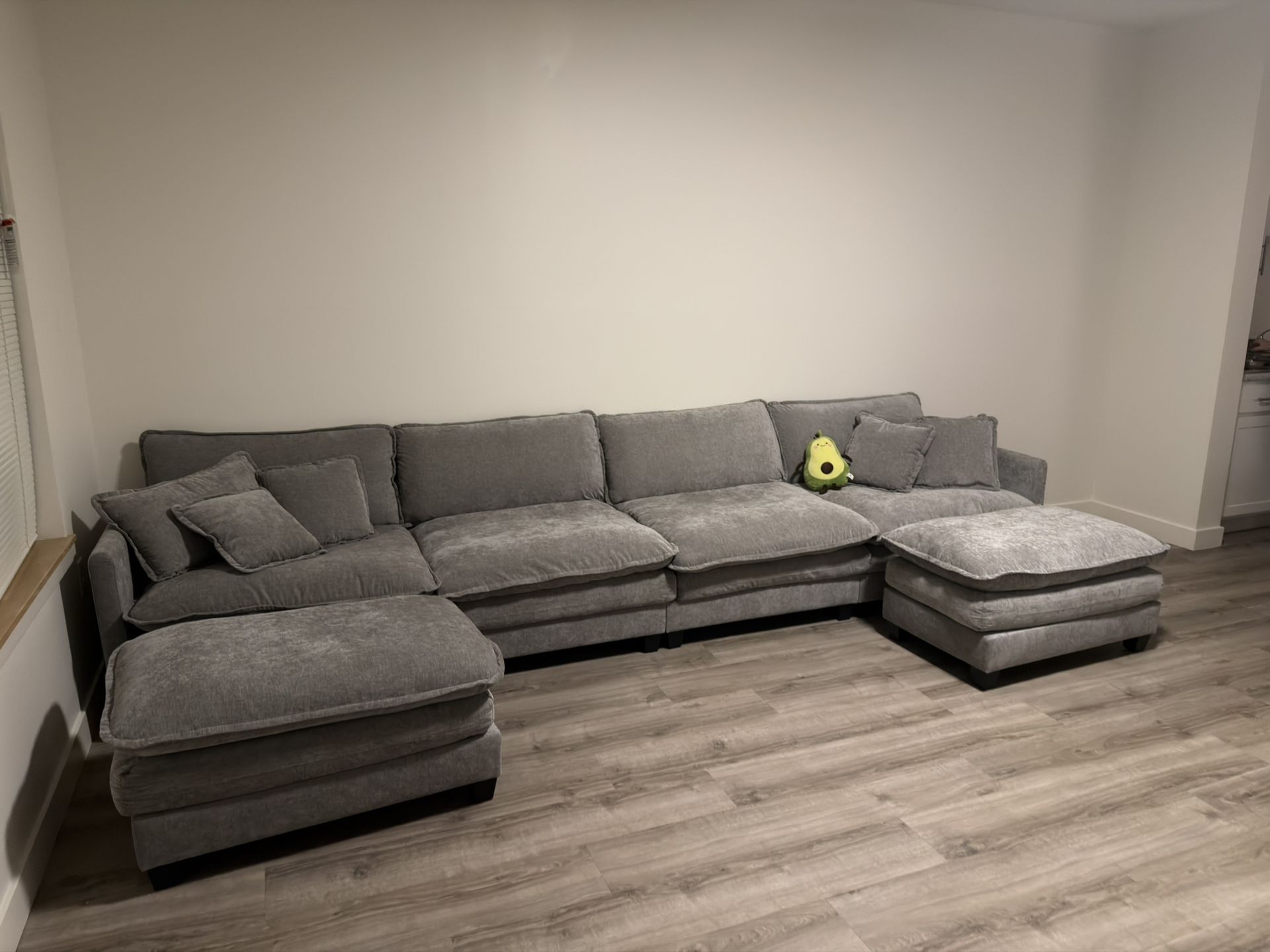 🛋️ Large Gray Sectional Couch with Ottomans – Excellent Condition!