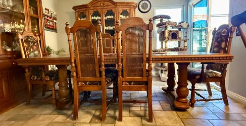 Broyhill Solid Oak Dining Table with 6 matching  chairs