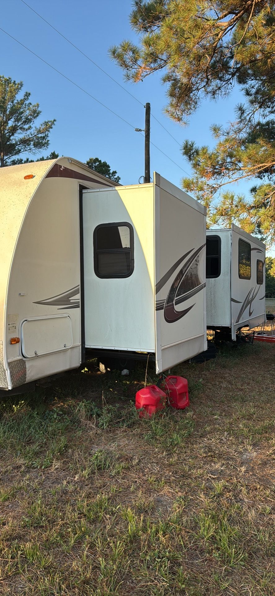 Laredo By keystone super lite series trailer