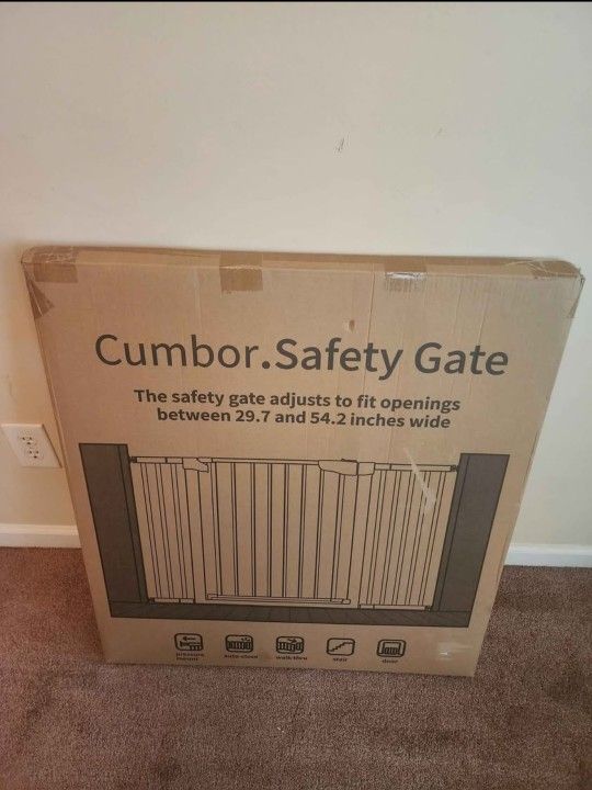 ***BRAND NEW IN BOX*** Extra Wide Cumbor Safety Gate