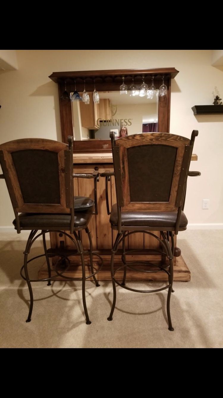 Bar with mirror and 2 bar stools
