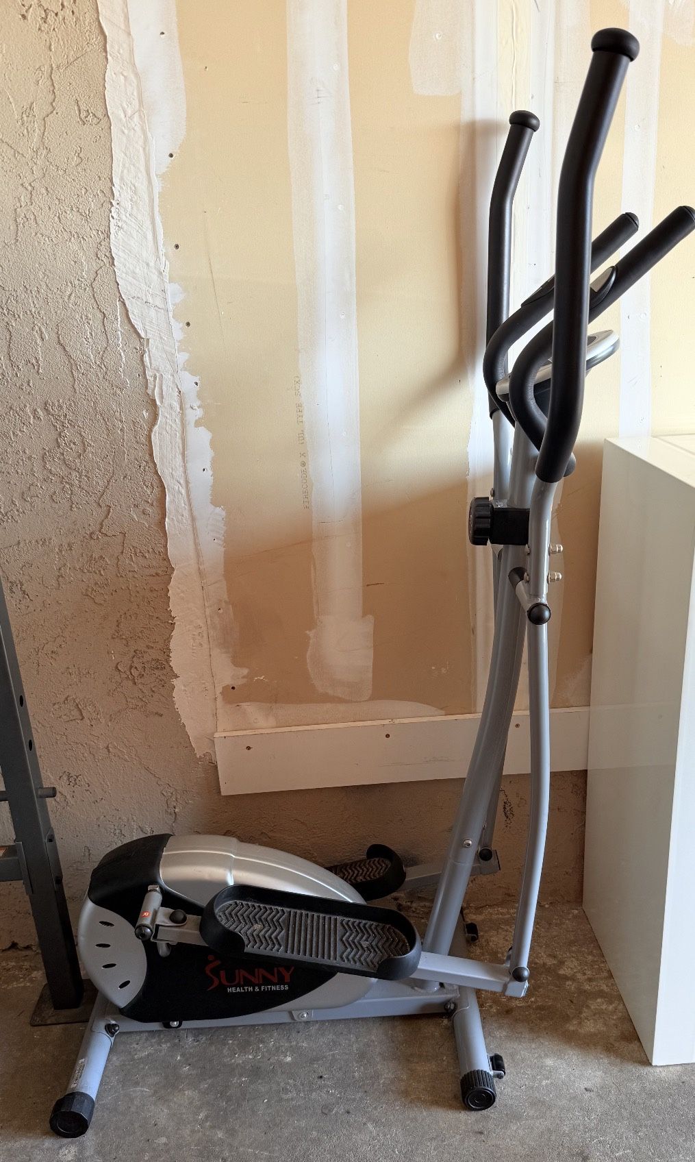 Sunny Health & Fitness Elliptica Machine