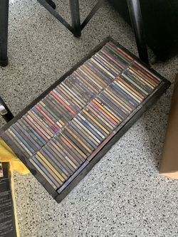 Mas de 1000 cds origanales y piratas un dj completo con mixer 1 speaker stand !! Y una luz nunca la use !! $ 650 todo firme