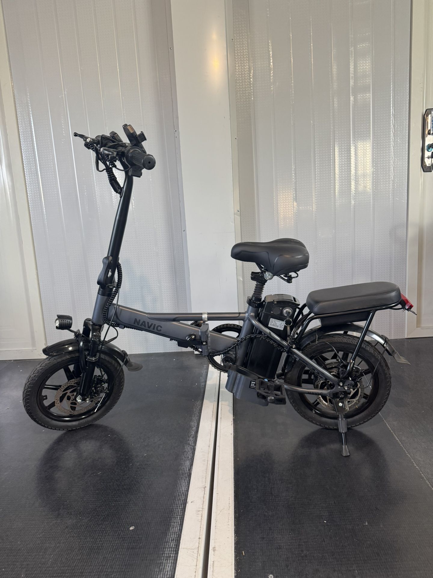 Folding electric bicycle