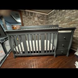 5-in-1 Convertible Crib w Changing Table