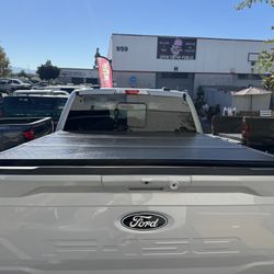Hard Trifold 2015-2025 Ford F150 5.5ft Bed Tapadera dura Que Dobla En Tres