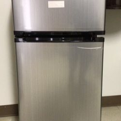 Refrigerator, Compact w/Top Freezer