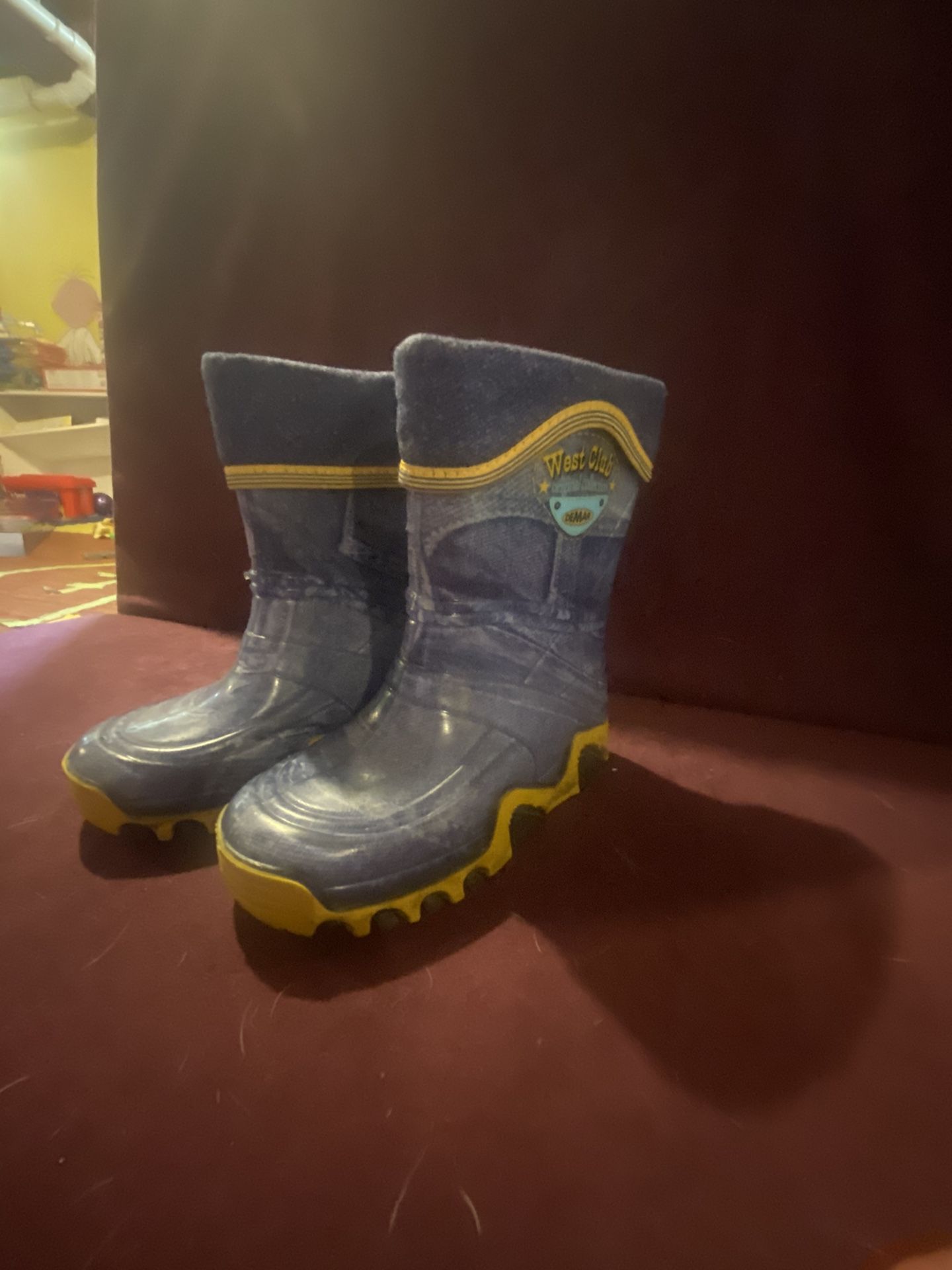 Boys rain boots size 26-27 euro, 9-10 USA .