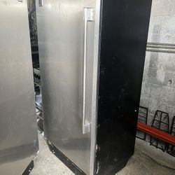 UPRIGHT FREEZER