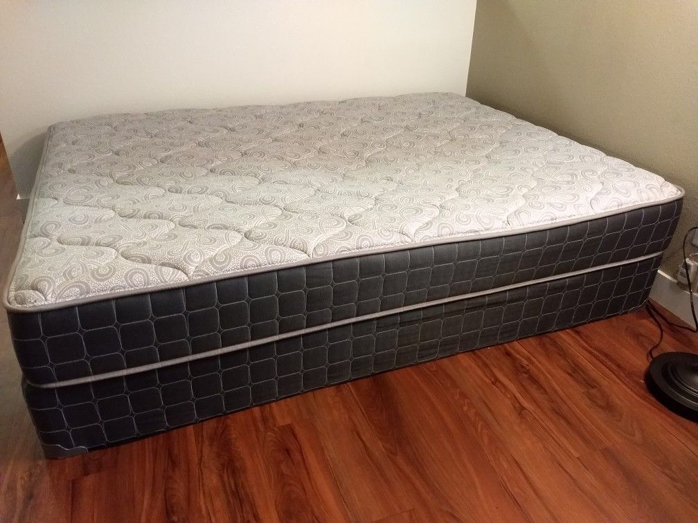Sterling & Thomas "Singleton" Premium Plush Queen Mattress and Foundation