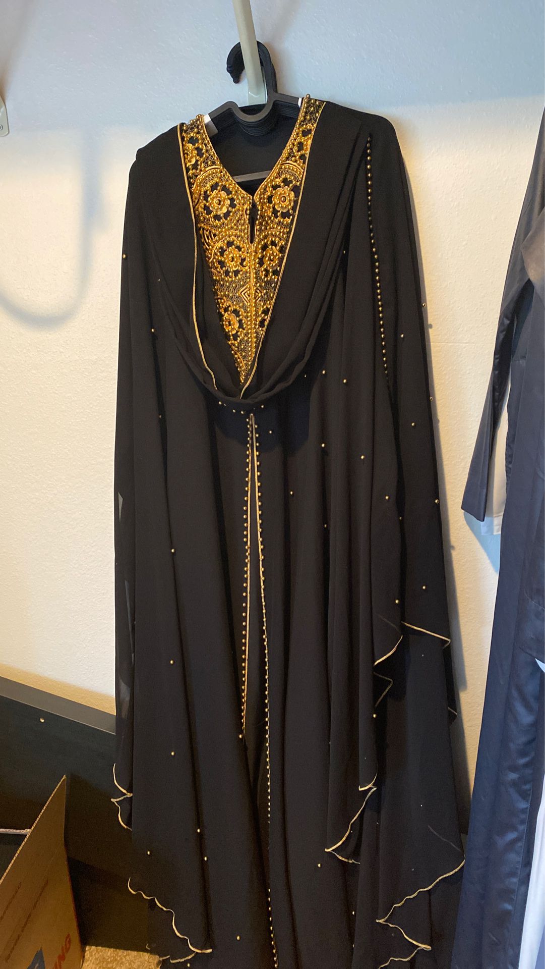 Morden Arabian dress(Abaya), good condition, worn one time event.