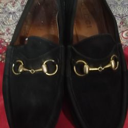 GUCCI VINTAGE MEN'S SHOE BLACK SUEDE HORSEBIT LOAFER WITH GOLD INTERLOCK.
