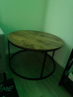 Round Rustic Wood Coffe Table - Like New
