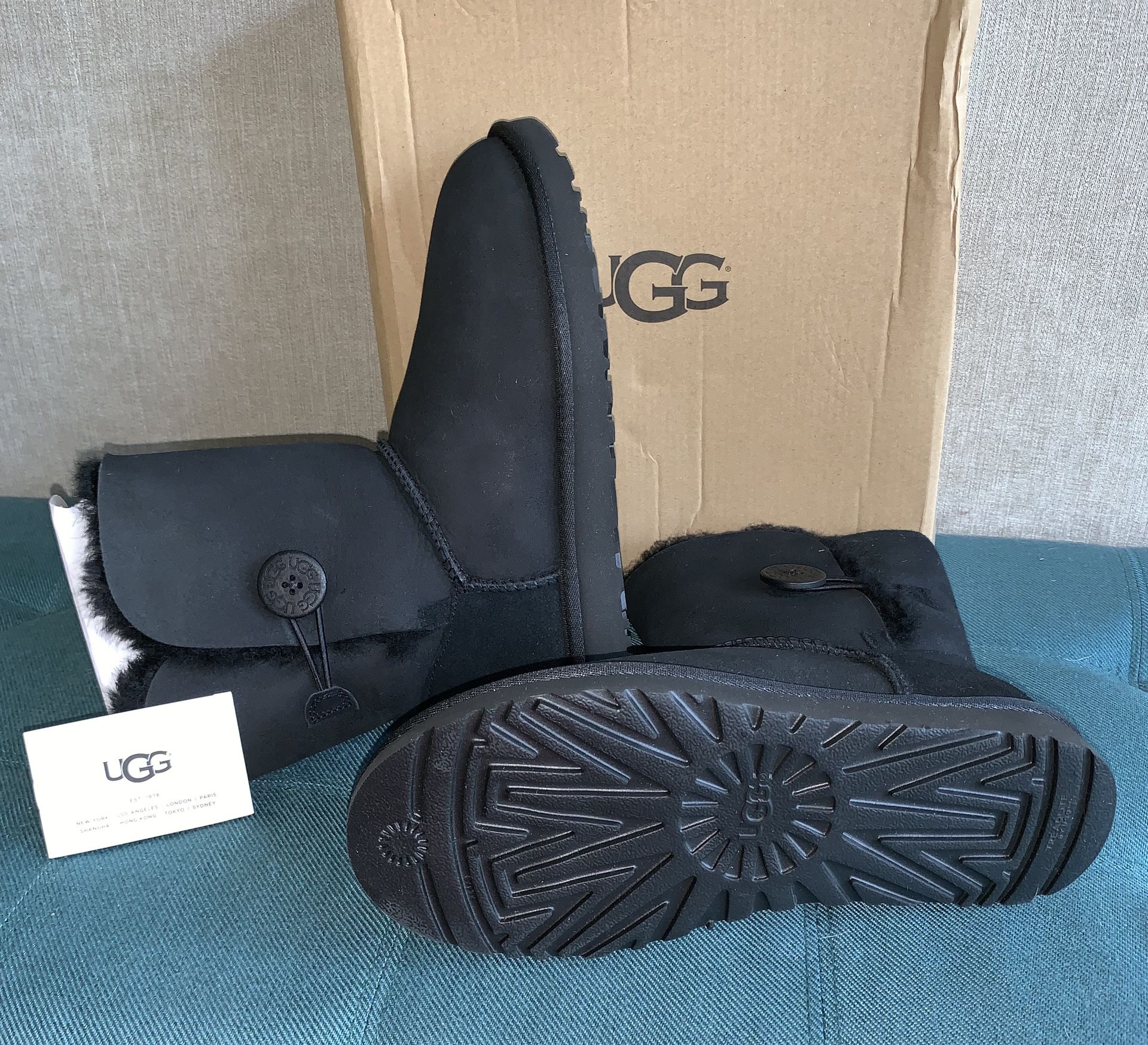 Brand New Ugg’s Bailey Button II Size 8