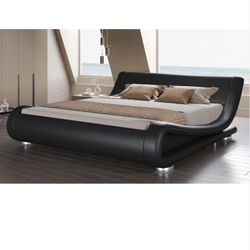 Se Vende Cama King De Color Negro A Muy Buen Precio. ( Black King Bed is sold at a very good price) 