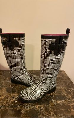 Women’s rain boots size 7