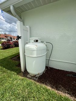 Propane gas tank