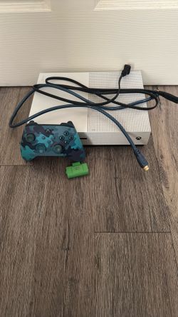 Xbox One With Controller And HDMI