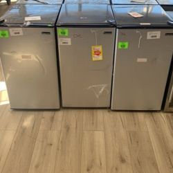 MAGIC CHEF MINI FRIDGE