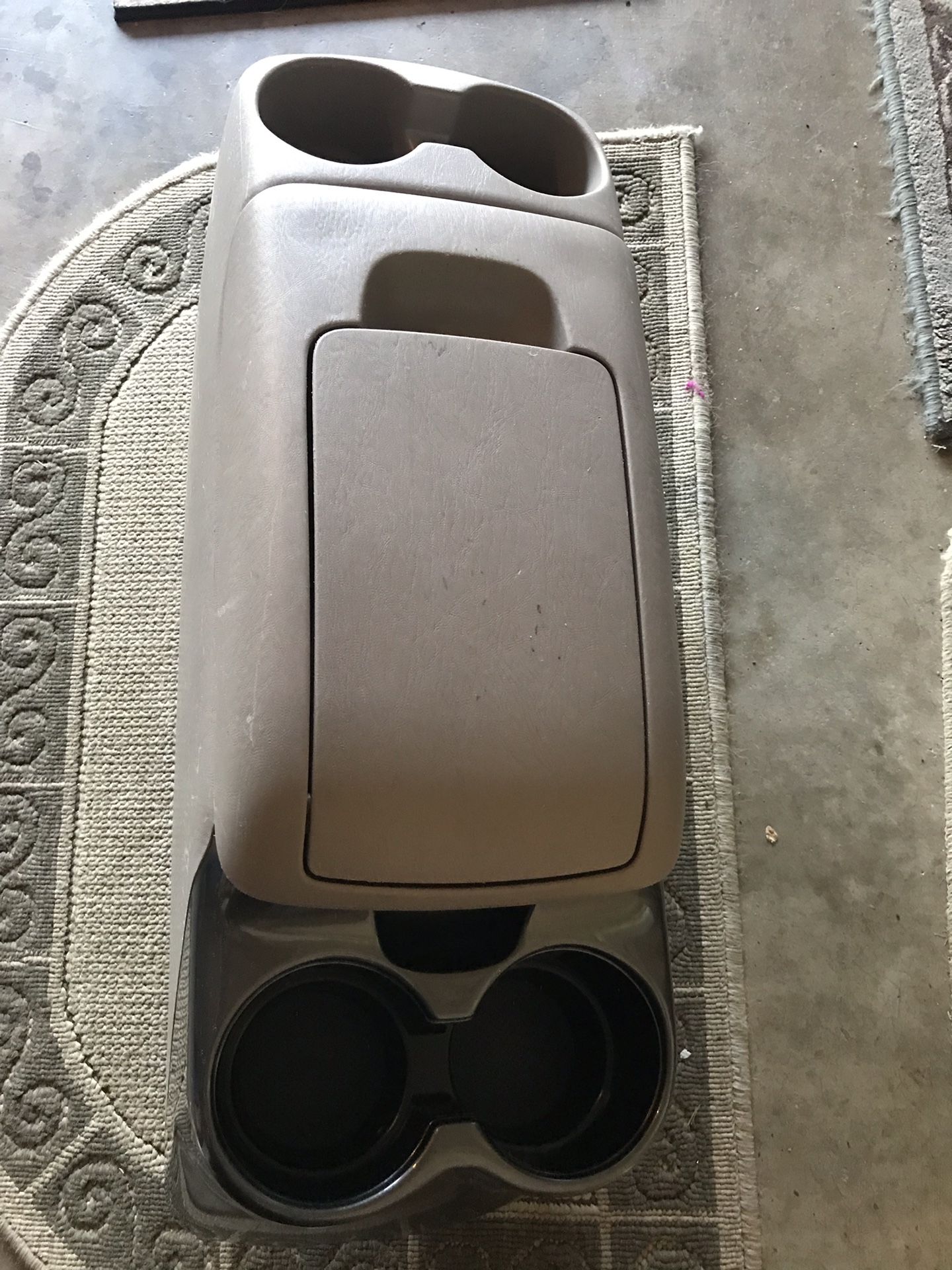 Toyota Sienna 2006 center console with cup holder