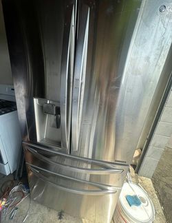 LG Smart French Door Fridge in Fingerprint-Resistant Stainless
