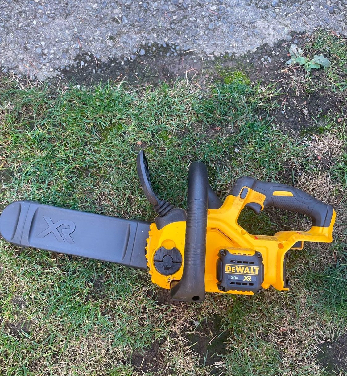 DeWalt DCCS620 (20V MAX, 12-inch) chainsaw with battery and charger 