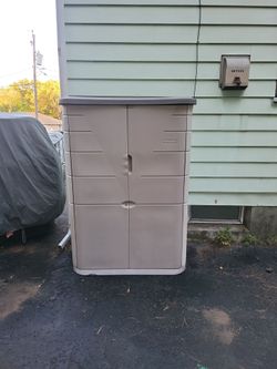 Rubbermaid Outdoor Plastic Storage Shed Cabinet