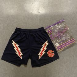EE SHORTS SIZE L PRICE IS NEGOTIABLE NEED GONE