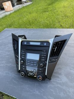 Hyundai Sonata Center Radio Climate Control Assembly.