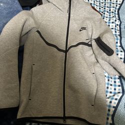 Grey Men’s Nike Tech Xs (Fits Small)