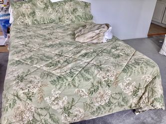 Queen Sized Bedding Reversible Comforter + 2 Pillow Shams + Dust Ruffle Linens Preowned