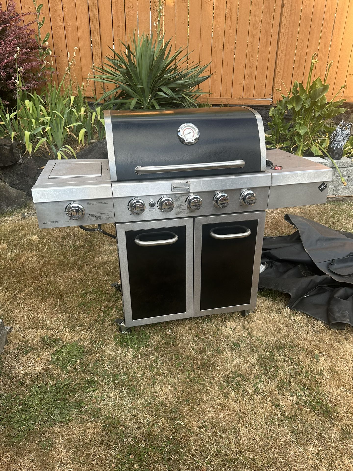 Lightly Used 5 Burner Grill With Top Rack