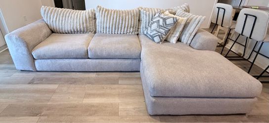Large Sectional Sofa with Chaise – Excellent Condition