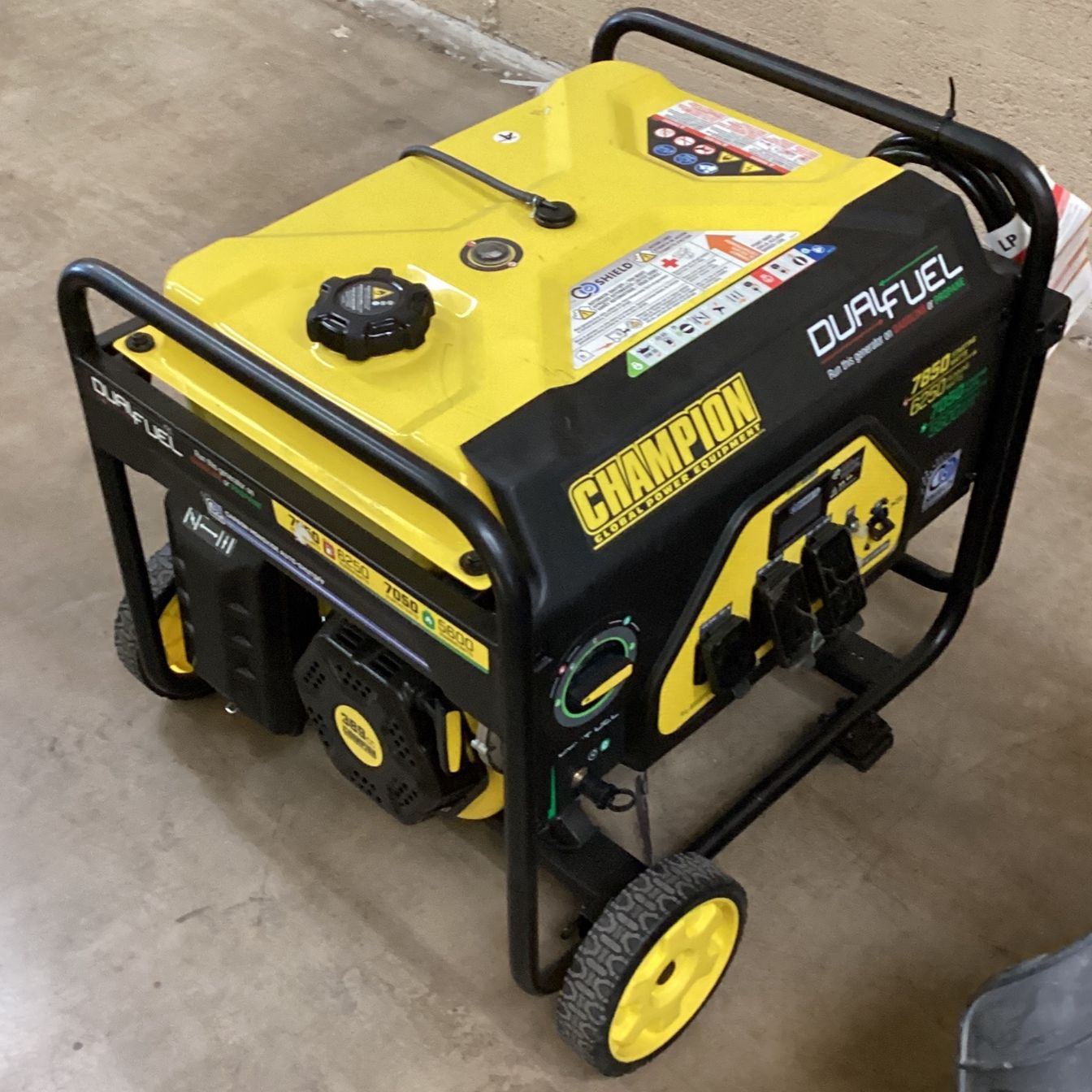 Champion 6250-Watt Gas and Propane Powered Dual-Fuel Portable Generator with CO Shield Technology (New)