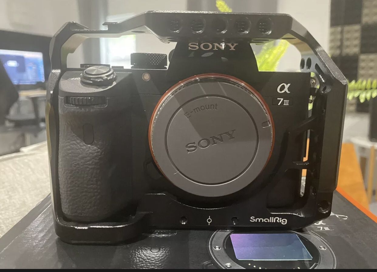 SONY Alpha a7 iii A73 FULL FRAME Mirrorless Camera ULTRA LOW SHUTTER + CAGE