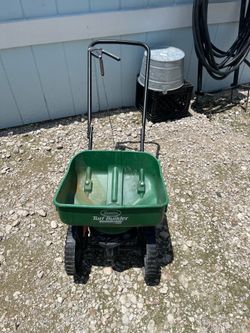 Scott’s Turf Builder Edge Guard Spreader