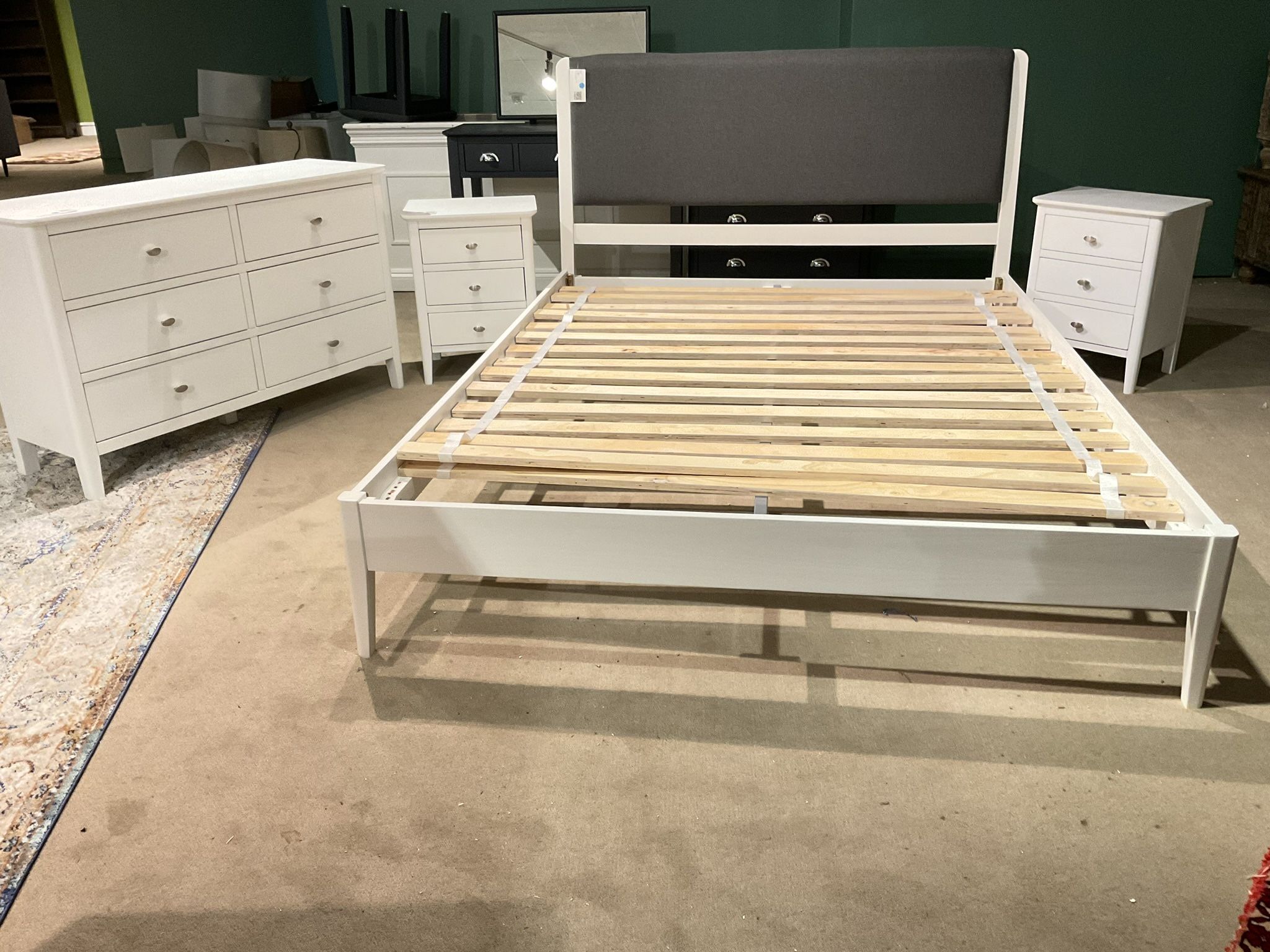 New Queen size 4 piece platform bedroom set