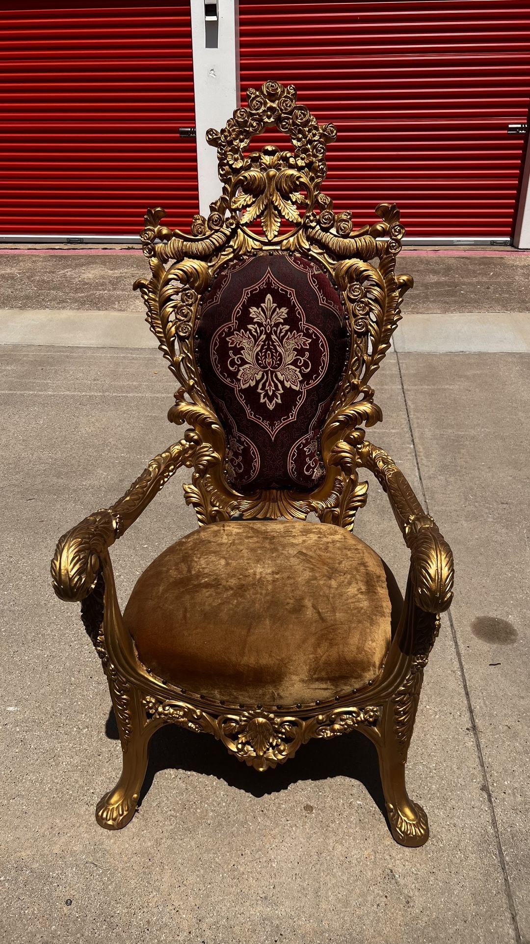    supreme Golden Chair