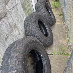 GoodYear- Wrangler LT285/75R16