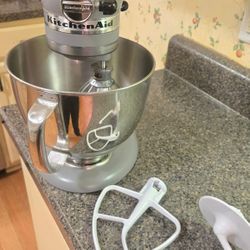  5 qt Artisan Kitchen Aid Stand Mixer
